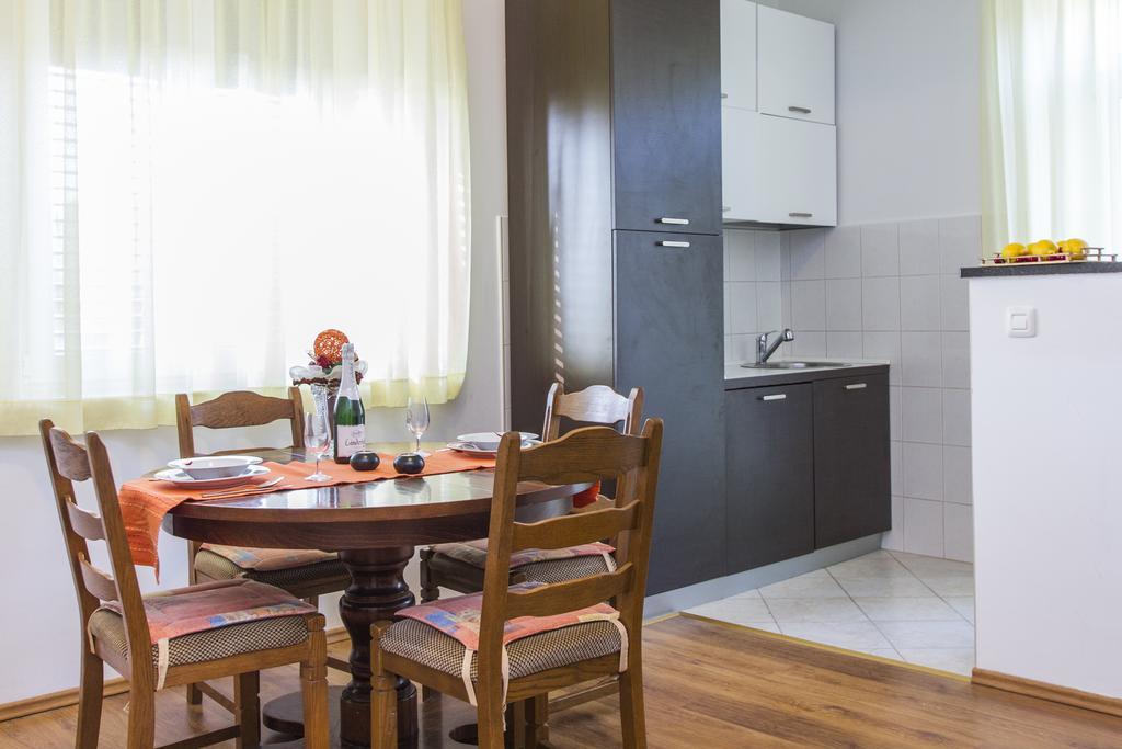 Apartment Amber Koromačno Værelse billede